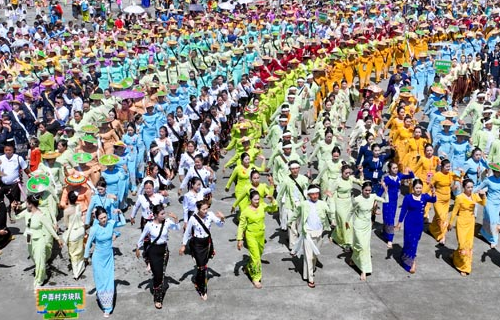 泼出祝福之水，点燃发展之火