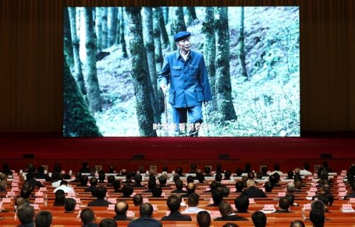 看《杨善洲》更要争当“杨善洲”