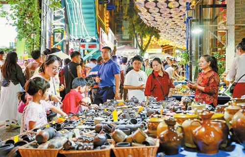 【政经说说】跟着品牌去旅行，非遗“出圈”正当时